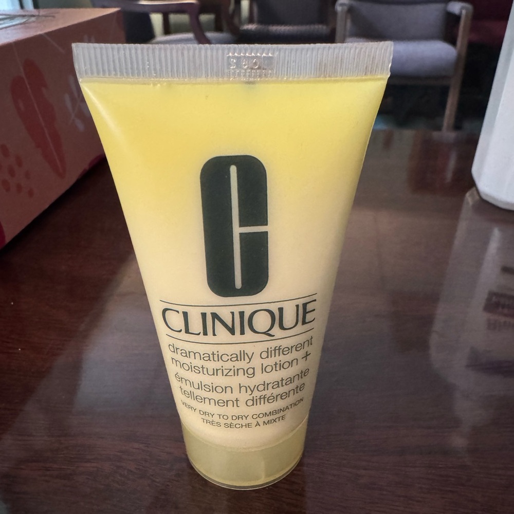 Clinique  Dramatically Different Moisturizing Lotion+